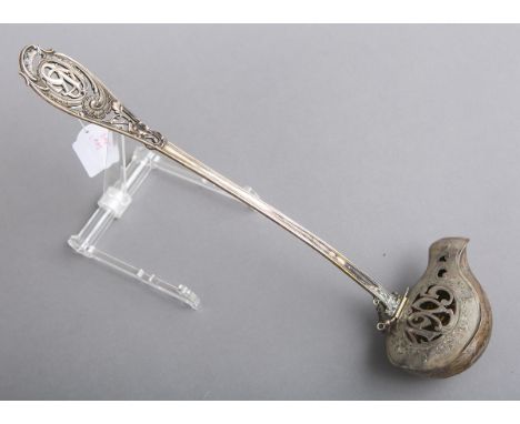 Schöpfkelle 830 Silber, Herst. A. Kühne Altena, m. Scharnierdeckel, dieser als aufwendigeDurchbruchsarbeit m. Jahreszahl "190
