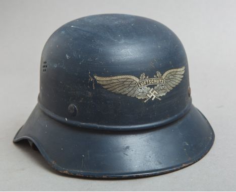 Luftschutzhelm / Gladiator (Drittes Reich), Kopfweite 58. Originalzustand m. gut erh.Emblem.