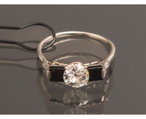 Damenring mit Edelsteinbesatz Platin (Art déco), mittig besetzt m. 1 Diamanten im OldEuropean Cut von ca. 0.8 ct/si/H, danebe