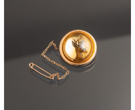 Runde Brosche 585 GG, vs. ausgewölbtes Glas m. d. Darst. eines Rehbocks, Dm. ca. 28 mm, m.Sicherheitskettchen, Gewicht ca. 14