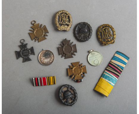 12-teiliges Konvolut von diversen Orden und Ehrenzeichen, bestehend aus: 1xTapferkeitsmedaille Ernst Ludwig Großherzog von He