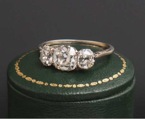 Damenring mit Diamantbesatz im modifizierten Peruzzi-Schliff (England, 19. Jh.), besetztm. 3 Altschliffdiamanten, Old Mine Cu