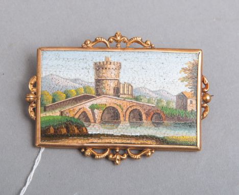 Brosche 585 GG (wohl 19. Jh.), Darst. einer Brücke über einen Fluss m. rundem Wehrturm,Ausführung in Mikromosaik auf Steinpla