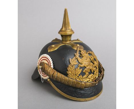 Hessische Offiziers-Pickelhaube Modell 71, Löwe m. durchbrochener Krone, Spitzeabschraubbar, gewölbte Schuppenkette, bis auf 