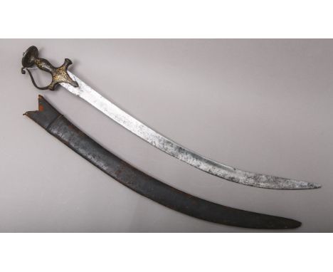 Indischer Tulwar, geschwungene Klinge, m. Lederscheide, Griff m. goldener Ornamentik.