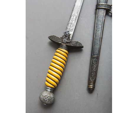 Luftwaffenoffiziers-Dolch (Drittes Reich), m. Portepee u. Gehänge, Herst. "CLEMEN U. JUNG,SOLINGEN", Klingenätzungen bs. (nic