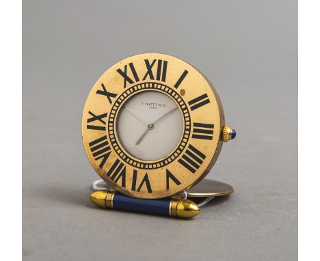 Reiseuhr "Must" (Cartier), vergoldetes Metall, sign. rundes Zifferbl., cremefarbener Hintergrund, glasierte Zeiger, blau lack