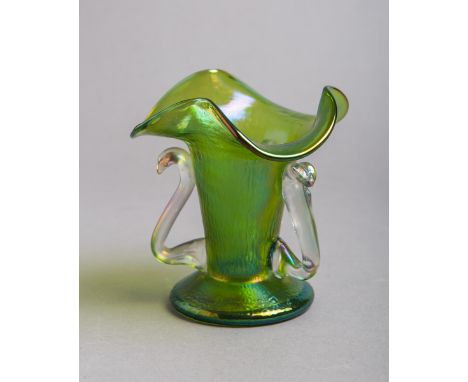 Kleine Vase (Lötz, Jugendstil), grün irisierendes Glas m. 3 irisierenden Henkeln ausKlarglas, organische Form, Abriss geschli