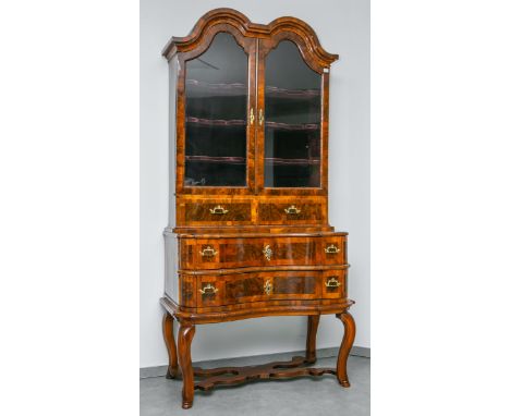 Aufsatzschrank / Aufsatzvitrine (Süddeutschland, um 1750, Barock), Nuss, 2-teilig,Untersatz als 2-schübige Kommode a. hohem o