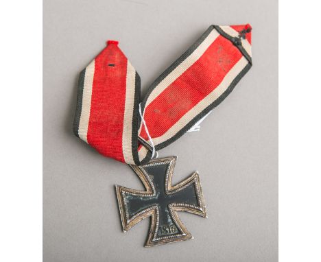 Ritterkreuz des Eisernen Kreuzes (Drittes Reich), Silberzargen punziert "800" (Silber) u."L/12" (Juncker Berlin), Kern aus Ei