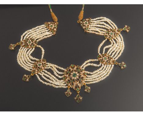 Collier aus Perlen und Goldelementen, besetzt m. kl. Perlen u. grünen Farbsteinen, Fassung333 o. 375 GG, an Kordel, L. gesamt