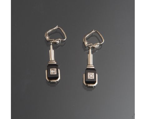 Paar Ohrhänger 333 WG (Art déco), je besetzt m. 1 kl. Diamanten im Brillantschliff von0.04 ct u. 1 Onyxplatte, L. gesamt ca. 