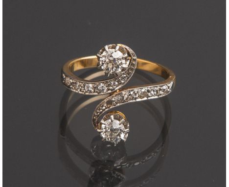 Damenring mit Diamantbesatz Platin / 585 GG (um 1900), besetzt m. 2 Diamanten im OldEuropean Cut von je 0.3 ct/si-P/H-J u. 11