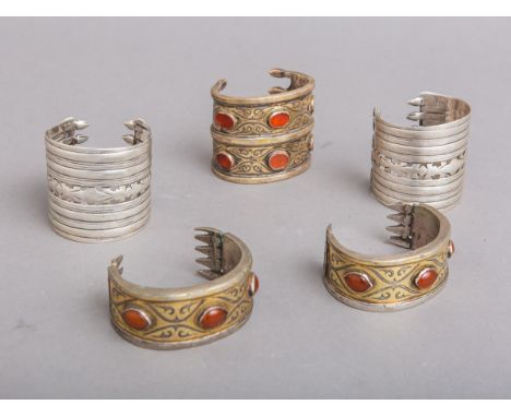 5-teiliges Konvolut von Silberarmreifen (Turkmenistan, 19./20. Jh.), Tekke, teils m.Karneloen.