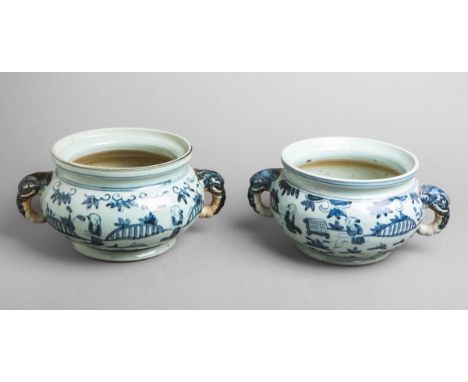 Paar Henkelgefäße (China, Alter unbekannt), heller Scherben m. blauer Bemalung, Dm. je ca.23 cm, H. je ca. 13,5 cm.