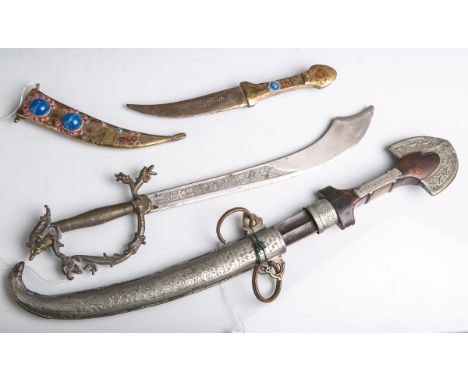 3-teiliges Konvolut von Dekodolchen (arabische Länder, wohl 20. Jh.), Metall, bestehendaus: 1x Gewand-Dolch m. gebogener Klin