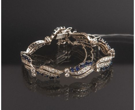 Armband mit Edelsteinbesatz 750 WG, besetzt m. Saphiren im Tafel- u. Baguetteschliff, dazuBesatz von Diamanten im Brillantsch