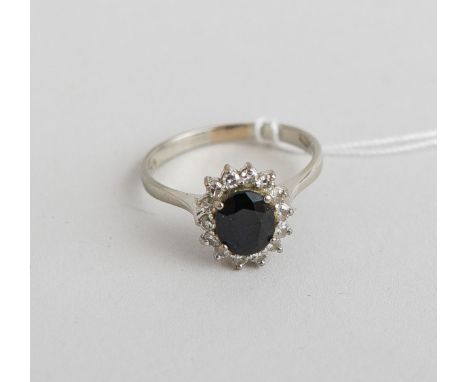 Damenring 750 WG, besetzt m. einem Saphir und kl. Diamanten im Brillantschliff, Ringgröße:53/54, Gewicht ca. 3 g.