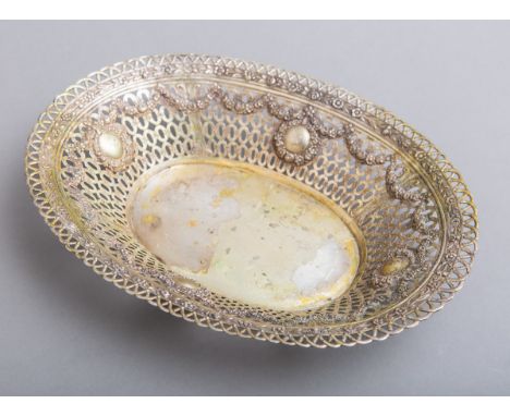 Ovale Schale 800 Silber (um 1900), m. hohem durchbr. gearb. Rand, Gr. ca. 33,5 x 25,5 cm,Gewicht ca. 521 g.