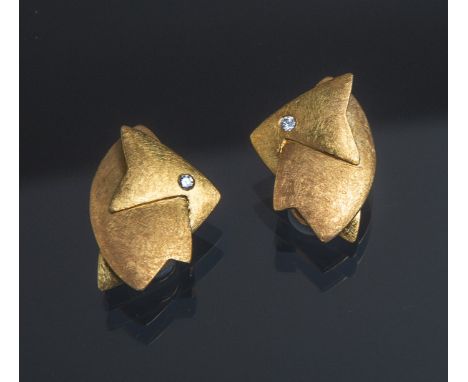 Paar Ohrclips 750 GG, je besetzt m. 1 kl. Diamant im Brillantschliff von je ca. 0.05 ct,L. ca. 30 mm, Gewicht ca. 18,28 g.