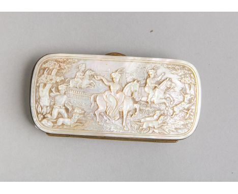Etui (19. Jh.), d. Deckel sowie d. Unterseite aus feinem Perlmutt, d. Oberseite feingeschnitzt m. Darst. einer Parforcejagd, 