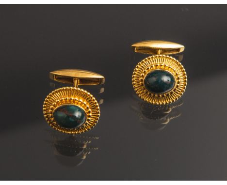 Paar Manschettenknöpfe 750 GG, besetzt m. Heliotrop-Cabochons, Fassung ca. 16,5 x 18 mm,gestempelt: Feingehalt / Kern, Gewich