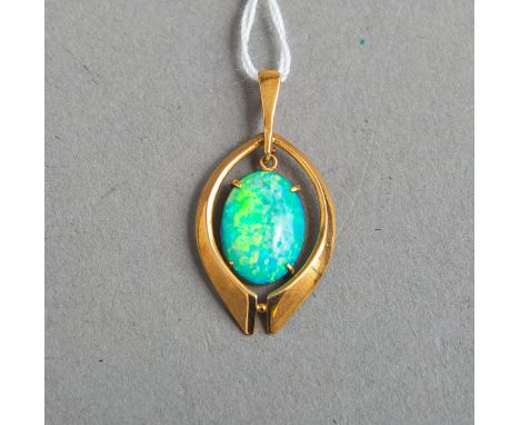 Anhänger 750 GG, mit einem Opal Cabochon (beweglich), gestempelt: Feingehalt, Gr. ca. 3 x1,5 cm, Gewicht ca. 1,9 g.