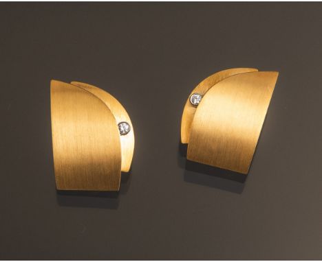Paar Ohrclips 750 GG, je besetzt m. 1 kl. Diamanten im Brillantschliff von ca. 0.05 ct, L.ca. 25 mm, gestempelt: Feingehalt, 