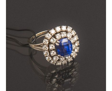 Damenring mit Edelsteinbesatz 750 WG, besetzt m. mittig 1 Saphir (8,65 x 7,2 mm), umringtvon 30 kl. Diamanten im Brillantschl