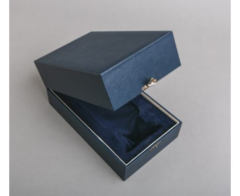Etui zum Ehrenpokal der Luftwaffe, Leder (blau), innen m. blauem Samt, im Deckel wattierteSeide, Fertigung unbekannt. (3188)