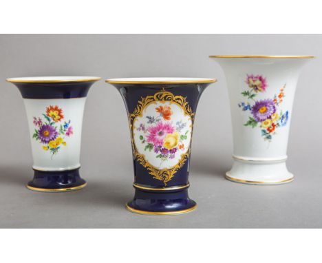 3-teiliges Konvolut von Blumenvasen (Meissen), bestehend aus: 1x kobalt, Gr. ca. H: 16,5cm, 1x weiß/kobalt, Gr. ca. H: 16,5 c