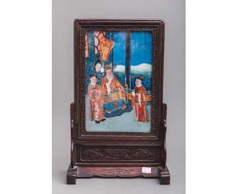 Hinterglasbild mit der Darstellung der Kaiserfamilie (China, 20. Jh.), Glas m.Hinterglasmalerei im Holzrahmen, im Holzstand, 