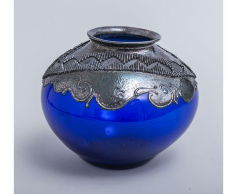 Künstlervase (Hersteller u. Alter unbekannt), ovoide Form aus blauem geblasenem Glas,unten m. Abriss, im oberen Drittel relie