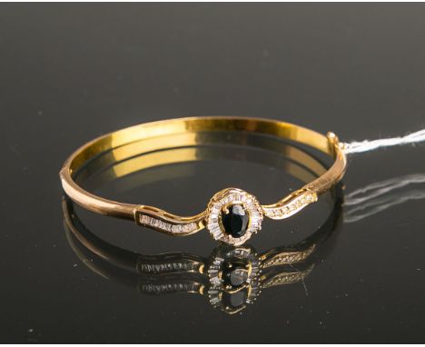 Armreif m. Steinbesatz 585 GG, Mittelteil ausgefasst m.: 50x Diamanten in unterschiedl.Schliffformen von insgesamt ca. 0.80ct
