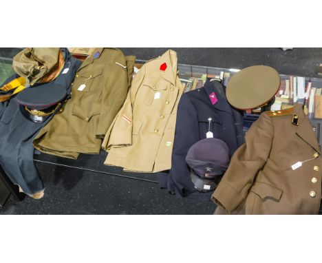 12-teiliges Konvolut von Uniformen, Schirmmützen und Zubehör (Ostblockstaaten/Russland),bestehend aus: 1x Uniformjacke m. Hos