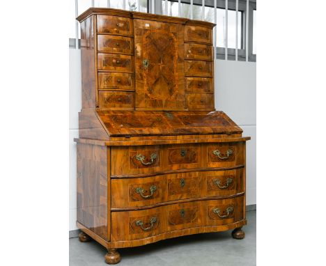 Sekretär / Tabernakel (Barock), Nuss u. a. Edelhölzer, furniert, 3-tlg., Kommodenunterteilkonkav u. konvex geschwungen, Schre