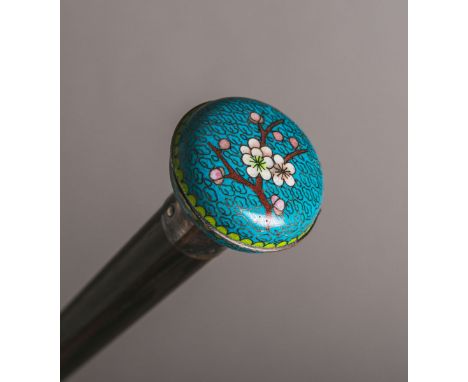 Spazierstock / Flanierstock (19. Jh.), d. Griff Messing u. Metall, Cloisonné, Griffaufklappbar, darin eine Spindeluhr, weißes