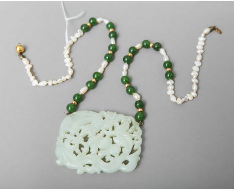 Collier mit Jadeanhänger, Verschluss 585 GG, Kette aus grünen Jadekugeln (ca. 7 mm),abgesetzt m. kl. Goldkugeln u. Süßwasserp