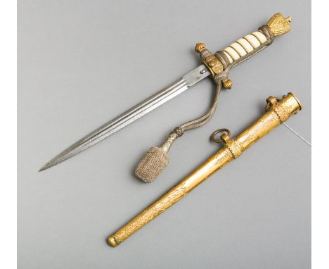Kriegsmarine Offiziers Dolch (Drittes Reich), ohne Herst., Klinge teils narbig, sog.Blitzscheide, m. orig. Portepee. Im unber