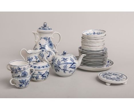 38-teiliges Konvolut von Geschirrteilen (Meissen, teils Pfeifferzeit), Zwiebelmuster,bestehend aus: 1x Kaffeekanne m. Deckel,