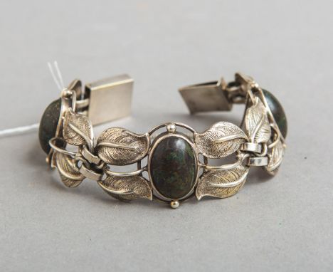 Armband 800 Silber, im Stil d. Art déco, dreigliedrig m. jew. 4 fein gearb. Blättern,welche mittig einen Stein-Cabochon halte