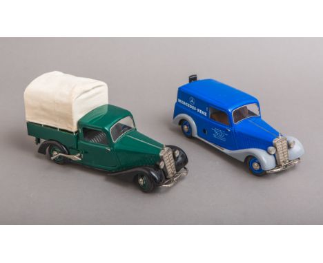 2 Modellautos (Schuco), Blech, 1x Mercedes-Benz Kastenwagen 170V (blau), Gr. ca. L: 24 cmu. 1x Mercedes-Benz LKW 170V m. Plan