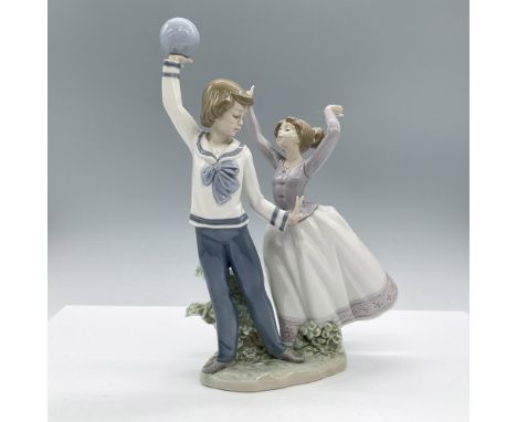 Glossy finish; Lladro backstamp.Artist: Regino TorrijosIssued: 1985 - 1989Dimensions: 11"HManufacturer: LladroCountry of Orig