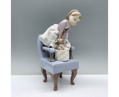 Glossy finish; Lladro backstamp.Artist: Joan CoderchIssued: 1998 - 1998Dimensions: 9.5"H x 5"WManufacturer: LladroCountry of 