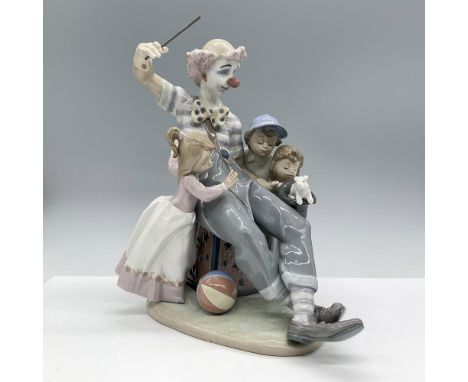 Glossy finish; Lladro backstamp.Artist: Antonio RamosIssued: 1991 - 1996Dimensions: 10.25"HManufacturer: LladroCountry of Ori
