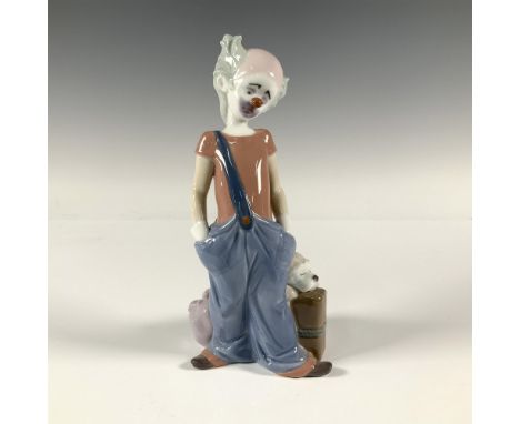 Glossy figure of a sad clown standing with luggage and his dog. Lladro backstamp. This item has its original box: 11"L x 5.5"