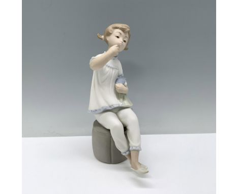 Matte finish; Lladro backstamp.Artist: Vicente MartinezIssued: 1969 - 1985Dimensions: 7"HManufacturer: LladroCountry of Origi