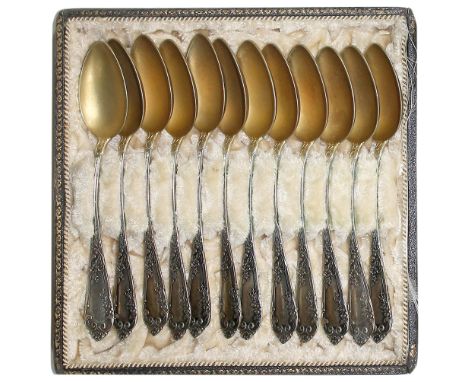 Wilhelm Binder Schw. Gmünd.: 12 Kaffeelöffel 800 Silber mit vergoldeter Laffe. Reicher Rocailledekor. Im Etui von E.L.Vietor 