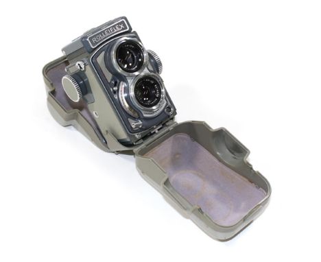 Rolleiflex grau 4 x 4: Mittelformat. Mit grauer Kunststoffhülle. Seriennr. 2018053. Objektiv Heidosmat 1:2,8/60 u. Schneider 