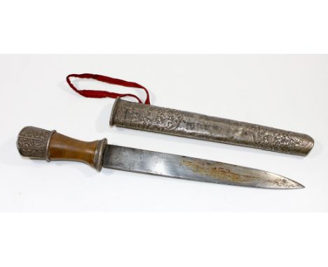 Dughti Messer: wohl 19.Jh. Messer mit einschneidiger Klinge. Griff Holz. Griffschale u. Scheide wohl Silber o. Neusilber mti 